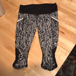 Lululemon Black & White Crop Legging | size 6